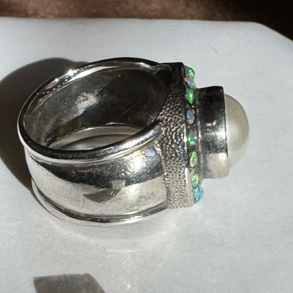 Vintage Silver Ring with Pearl and Opalescent Gems - Picture 7 of 11